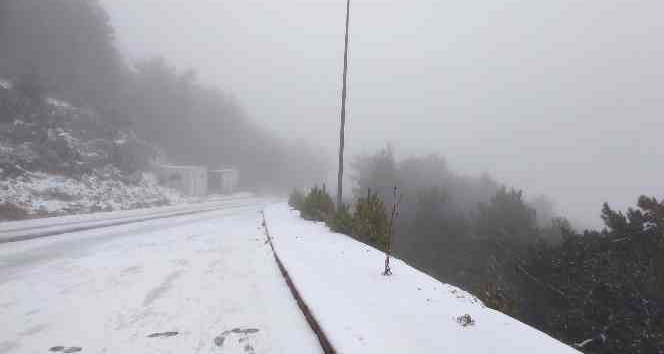Spil’de kar kalınlığı 5 santimetreye ulaştı