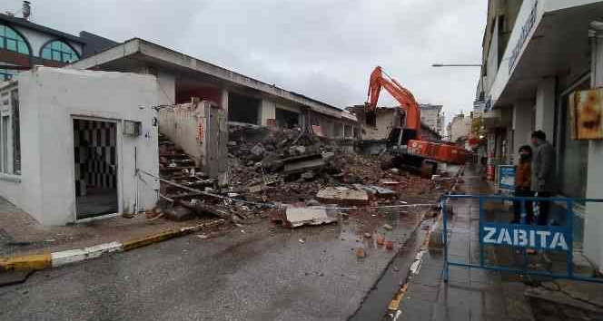 Boşaltılan iş yerlerinin yıkımı başladı