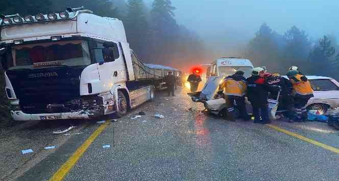 Otomobil ile tır çarpıştı: 2 yaralı