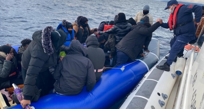 Yunanistanın ölüme itmiş olduğu 22 göçmeni, Sahil Güvenlik kurtardı