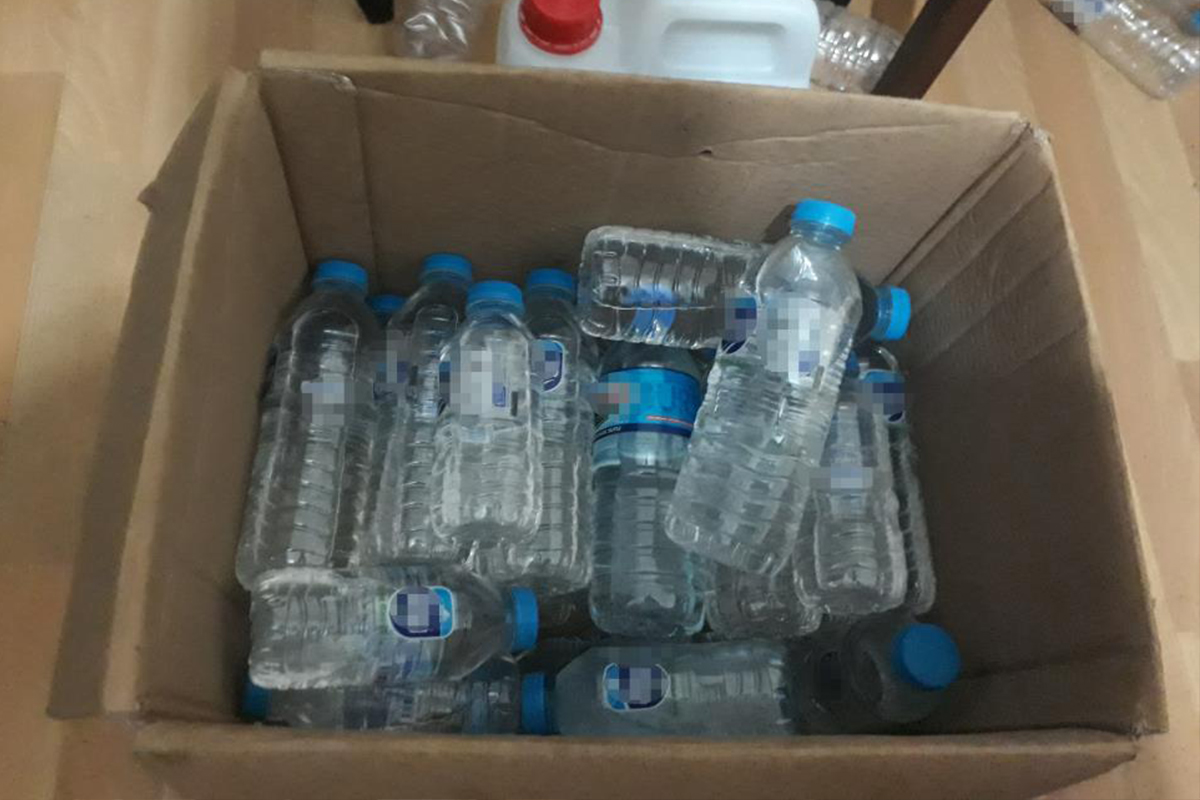 Bayrampaşa’da bir evde 30 litre sahte alkol ele geçirildi