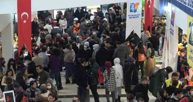 ÇAKÜ’de öğrenci toplulukları kapılarını açtı, öğrenciler büyük ilgi gösterdi