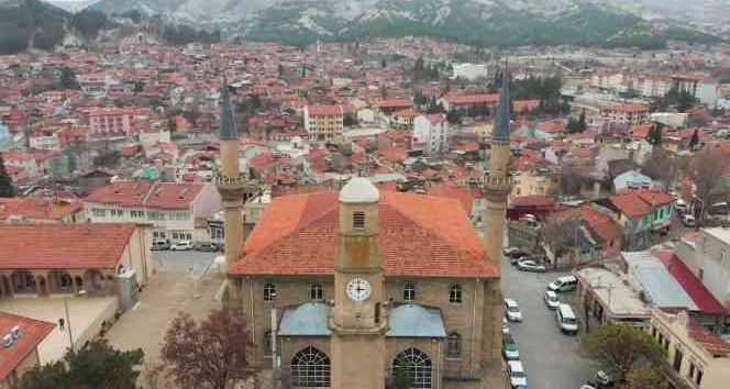Depremin ardından ayağa kaldırılan tarihi saat kulesi ve Ulu Cami kendine hayran bıraktırıyor