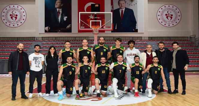 Altınova, basketbolda şampiyonluğa oynuyor