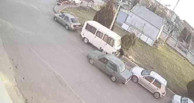 Minibüsün radyatörünü çalan hırsızlar kamerada