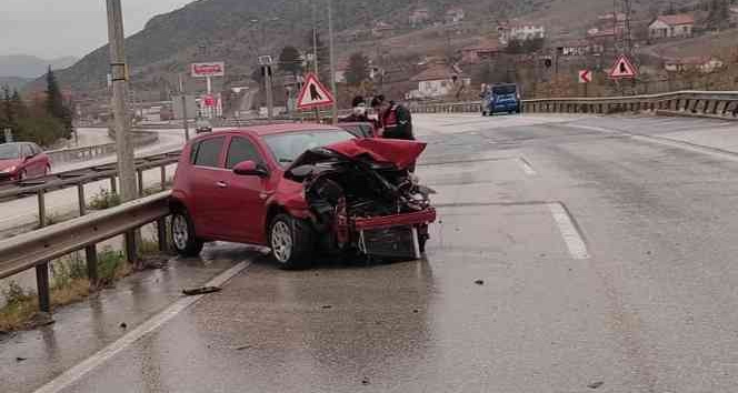 Otomobil bariyerlere çarptı: 1 yaralı