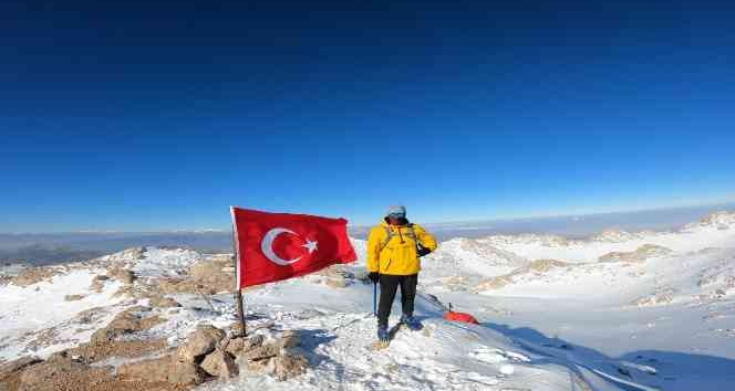 3054 rakımdaki Türk bayrağını yenilediler