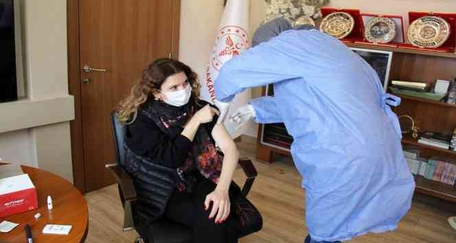 Tiyatrocular üçüncü doz aşılarını Erzincan’da vuruldu