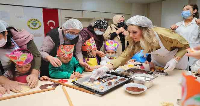 Raziye Kocaispir, minik şeflerle kurabiye yaptı