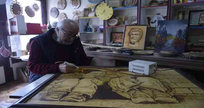 Ahşaplar onun elinde yanarak sanat eserine dönüşüyor