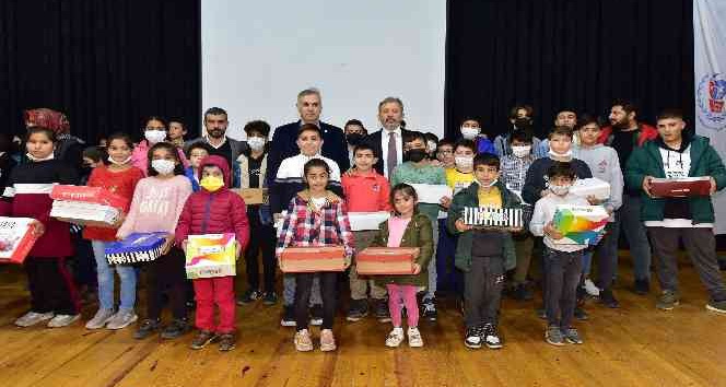Osmaniye’de ihtiyaç sahibi çocuklara kışlık ayakkabı desteği