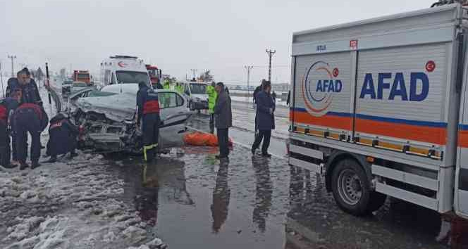 Otomobille tır çarpıştı: 1 ölü