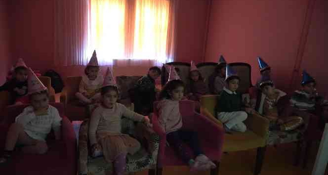 Minik çocuklara emniyet kemeri eğitimi