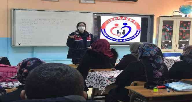 Jandarma, “Güçlü Aile, Güvenli Gelecek” için bilgilendirme çalışmalarını sürdürüyor