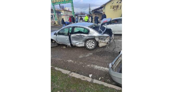 Bingöl’de iki otomobil çarpıştı: 1 yaralı