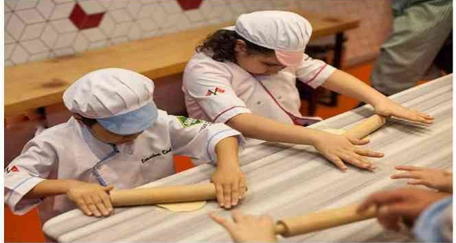 Sahan Ataşehir’de çocuklar mutfakta