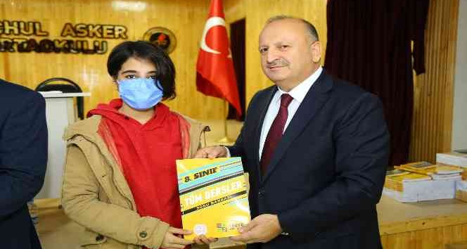 Ünye’de öğrencilere 3 bin 700 adet kaynak kitap desteği