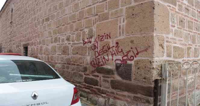Cami duvarındaki yazı tepki çekti