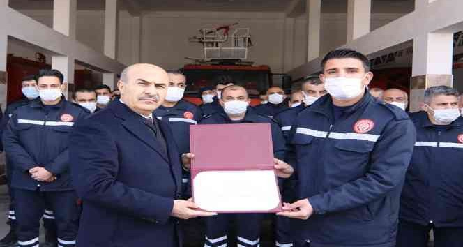 Vali Demirtaş, itfaiye erlerine sertifikalarını verdi