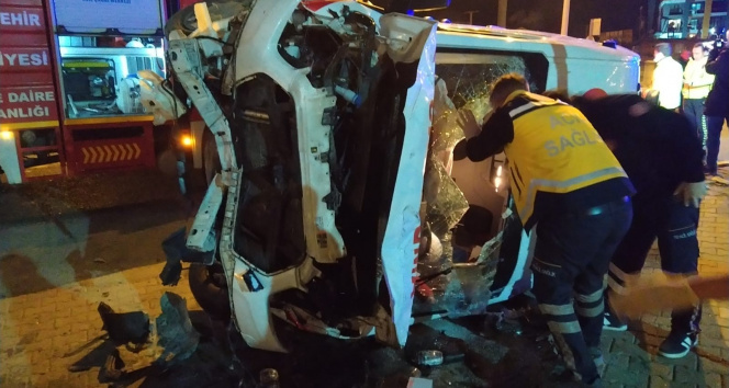 Balıkesirde ambulansın da karıştığı müteselsil kaza: 3ü afiyet görevlisi 4 yaralı