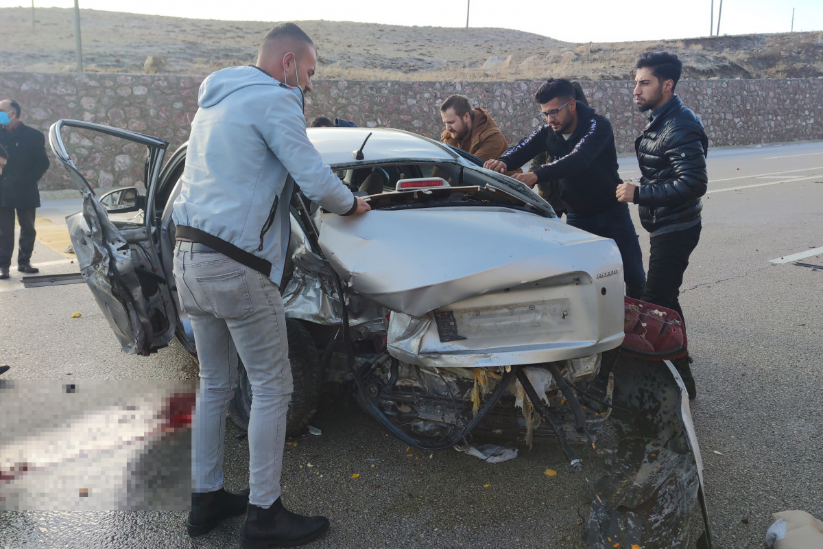 Van'da iki otomobil çarpıştı: 2 ölü, 5 yaralı