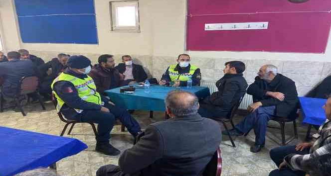 Kahvehanelerdeki vatandaşlara trafik kuralları anlatıldı