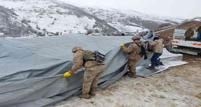 Deprem bölgesindeki hayvan çadırlarını Mehmetçik kurdu