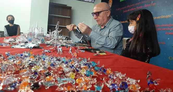 42 yıldır sabırla cama üfleyen sanatçı Kadirli’de öğrencilerle buluştu