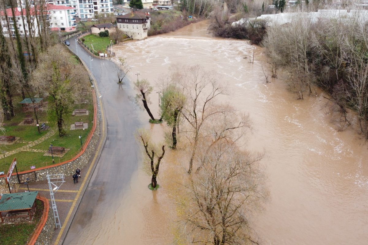 Bartın Irmağı yükseldi, iskeleler su altında kaldı