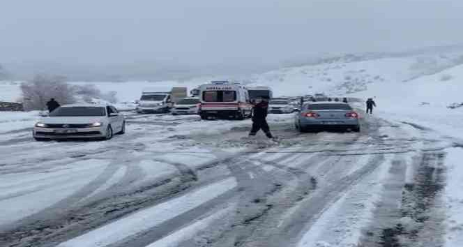 Kar yağışı etkisini gösterdi, onlarca araç yolda kaldı