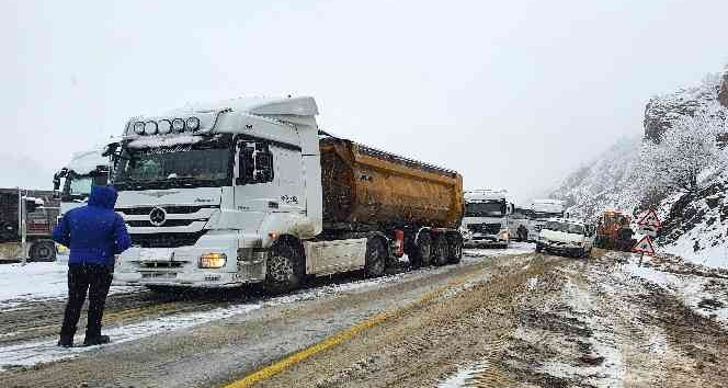 Zigana dağında kar yağışı ulaşımı olumsuz etkiliyor