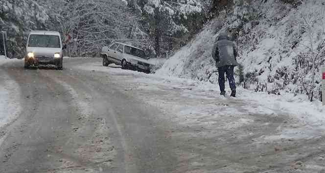 Kazdağları’nda kar yüksekliği 20 santimetreyi aştı, sürücüler zor anlar yaşadı