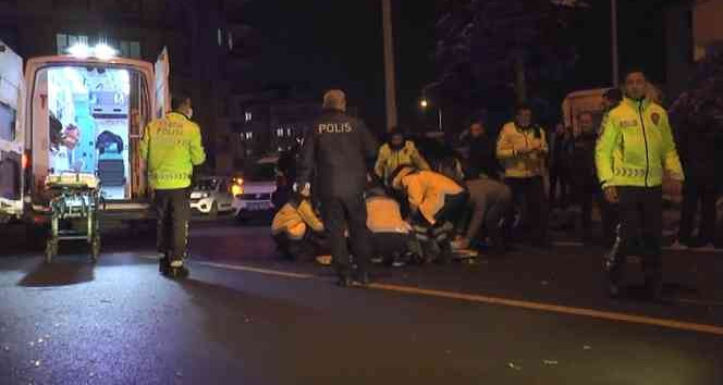 İki otomobil kavşakta kafa kafaya çarpıştı: 3 yaralı