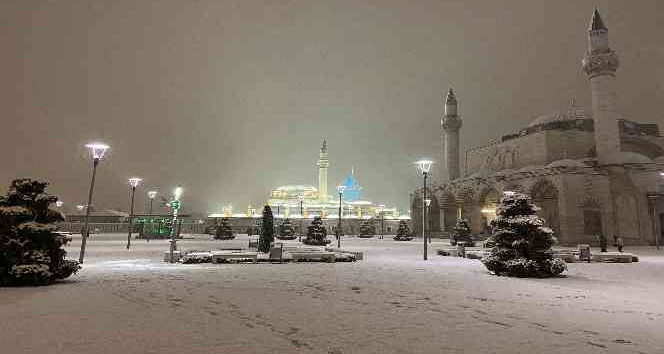 Konya beyaza büründü, vatandaşların karın tadını çıkarttı