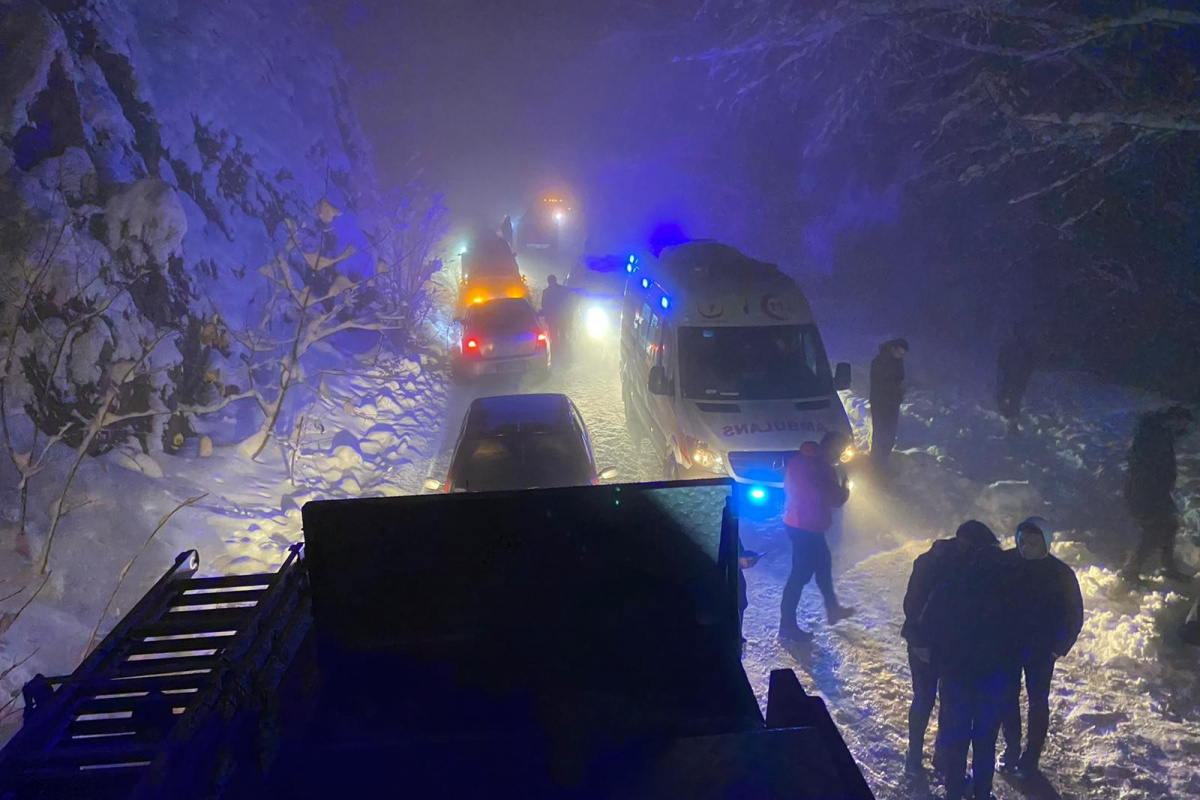 200 metre uçuruma yuvarlanan 2 genç donmak üzereyken böyle kurtarıldılar