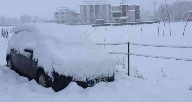Karlıova’da kar kalınlığı 50 santime ulaştı, 30 köy yolu ulaşıma kapandı