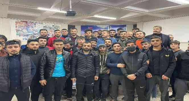 Vali dolmuş fiyatlarına tepki gösteren öğrencilerle bir araya geldi