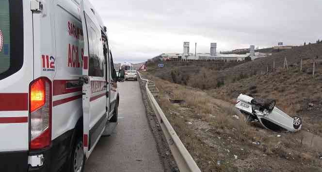 Kaza yapan otomobil takla atarak şarampole ters devrildi: 3 yaralı