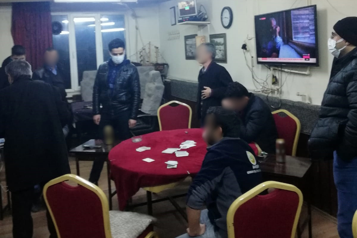 Elbistan’da kumar oynatılan derneklere eş zamanlı operasyon
