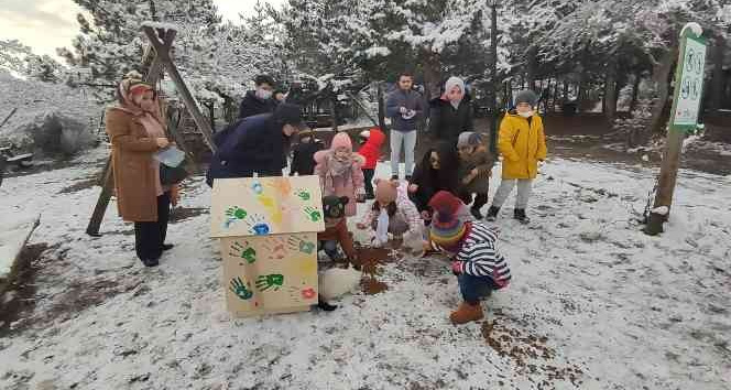 Yozgat’ta minik öğrenciler hayvanlar için yuva yapıp yiyecek bıraktı
