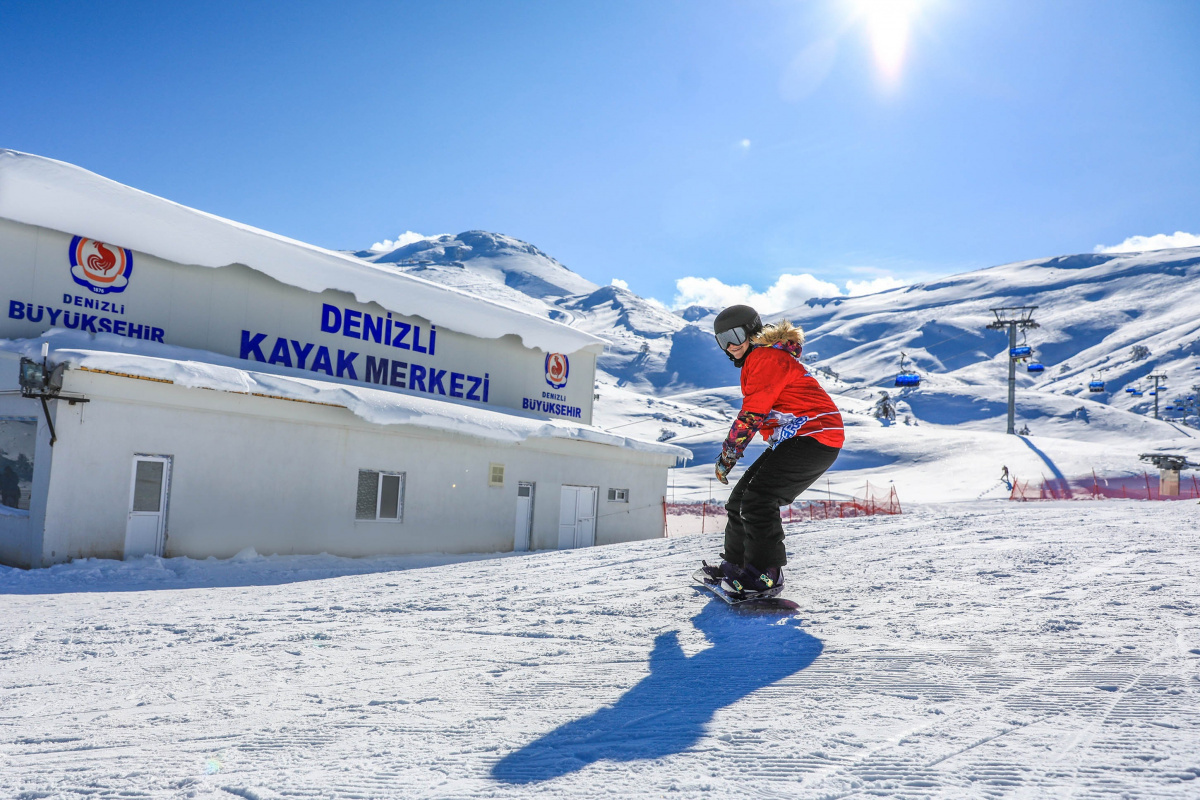 Denizli Kayak Merkezi’nde kar kalınlığı 25 santimetreyi buldu