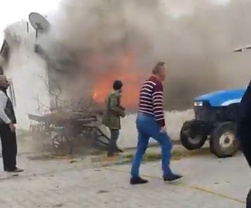 Komşularının yanan evini canları pahasına söndürmeye çalıştılar