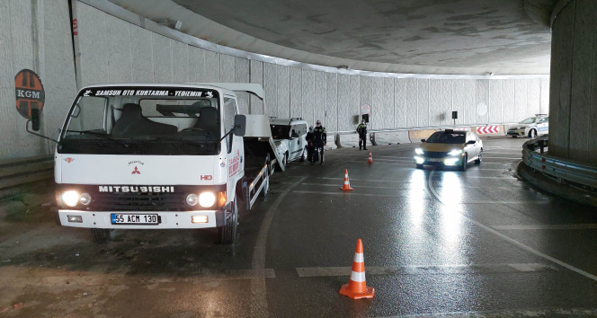 Kaza sonrası aracındaki hasara bakarken başka bir aracın çarptığı sürücü hastanelik oldu