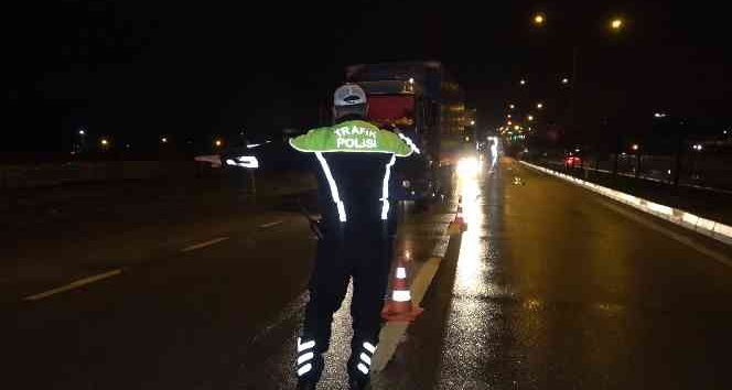 Kırıkkale-Kayseri karayolunda sis ve kar engeli: Tırlar Konya yolundan gönderildi