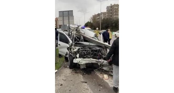 Bursa’da bariyerlere ok gibi saplanan otomobilden burnu bile kanamadan çıktı