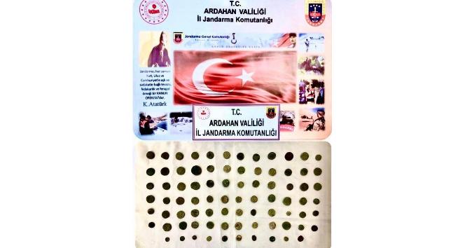 Ardahan’da tarihi eser operasyonu, onlarca sikke ele geçirildi