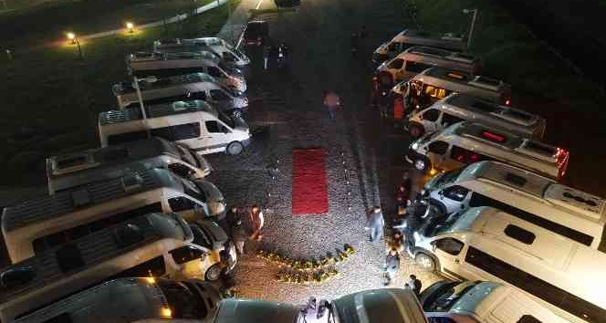 Görülmemiş evlenme teklifi: Servis araçlarıyla evlenme teklif etti