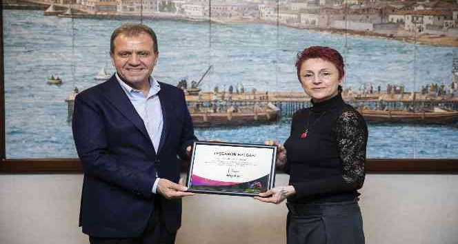 Tavsiyeleriyle fenomen olan nikah memuruna Başkan Seçer’den teşekkür belgesi