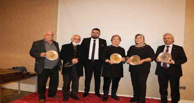 Kahramanmaraş’ta 50 yıllık berber ve kuaförlere plaket