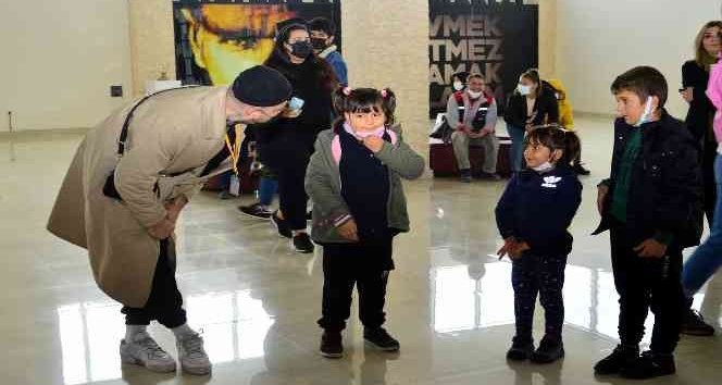 Yangınzede çocuklar, ünlü rap sanatçılarıyla bir araya geldi